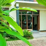 Hazel House With Swimming Pool By Grorental
