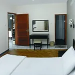 Hazel House With Swimming Pool By Grorental